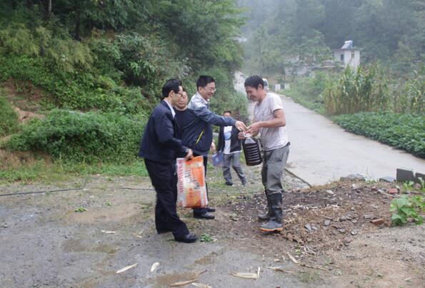 巴中公安交警到南江县贵民乡开展扶贫帮扶活动图片